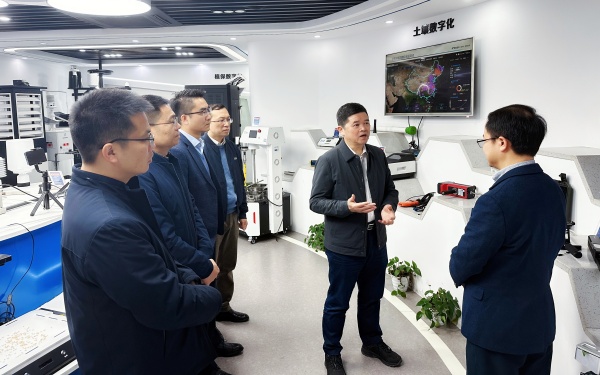 廣西農(nóng)村投資集團(tuán)有限公司黨委書記、董事長廖應(yīng)燦一行蒞臨托普云農(nóng)調(diào)研參觀