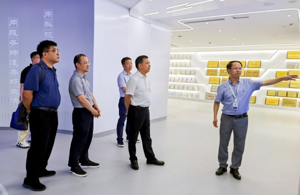 拱墅區(qū)人大常委會黨組書記、主任鮑一飛帶隊(duì)走訪托普云農(nóng)